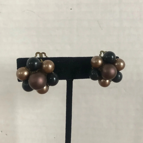 Vtg  Beaded Clip On Earrings - Picture 2 of 9